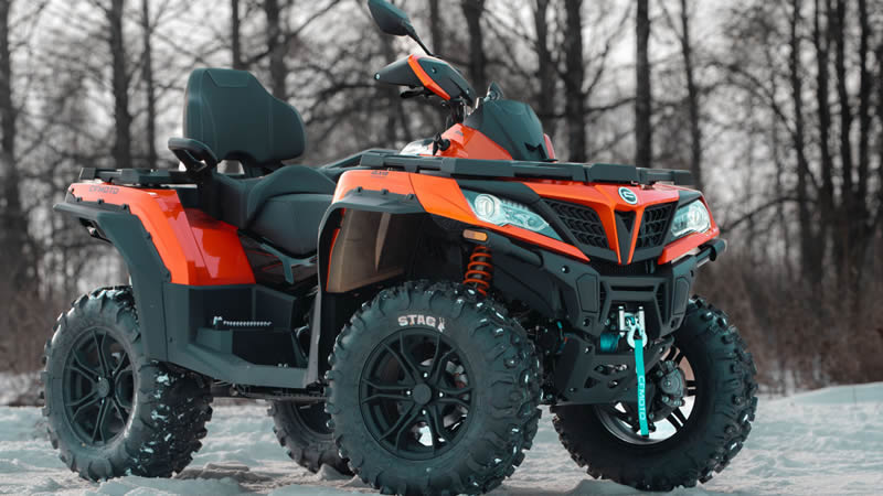 Oranžová čtyřkolka CFMOTO GLADIATOR X1000 stojí na sněhu