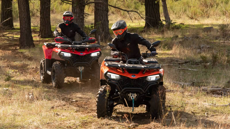 CFMOTO GLADIATOR X520 - dvě čtyřkolky jedou lesem