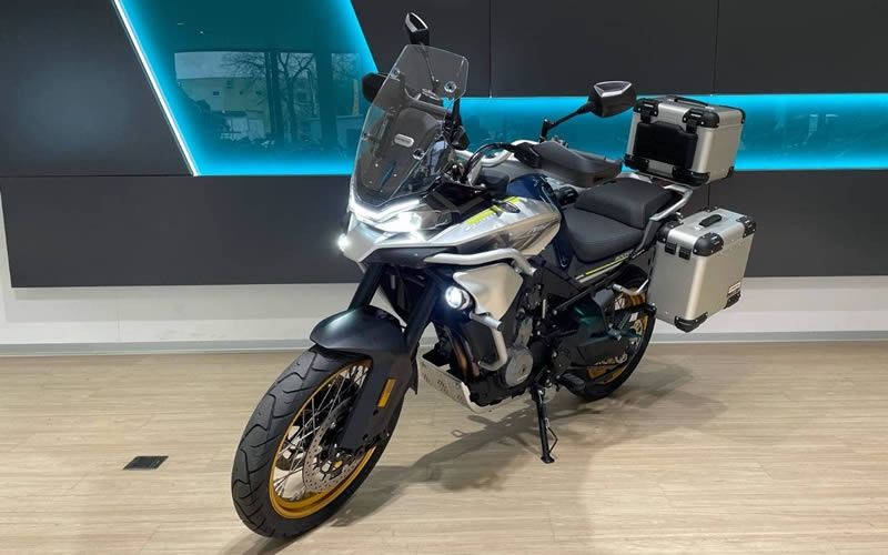 cfmoto 800mt touring stribrne kufry bocni pohled