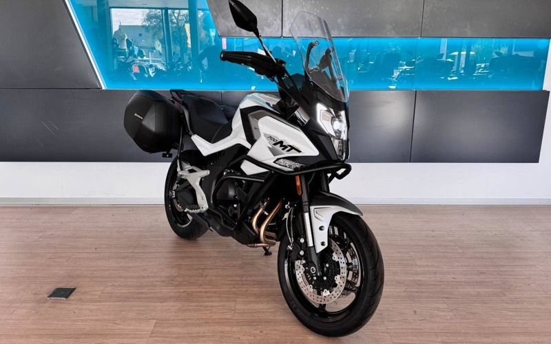 cfmoto mt premium pohled zprava zpredu