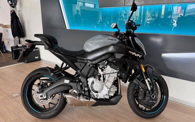 cfmoto nk pohled zprava