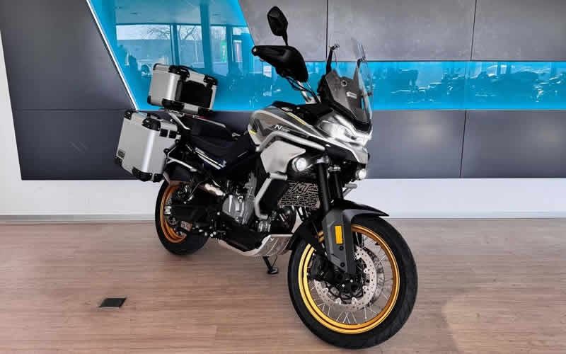cfmotomt touring predni bocni pohled