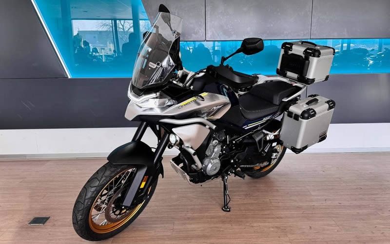cfmotomt touring predni bocni pohled levy