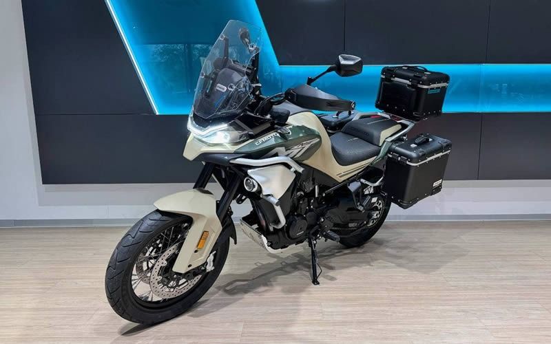 cfmotomt touring vc cernych kufru bocni pohled