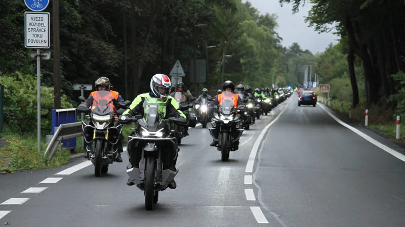 6. CFMOTO sraz - kolona na silnici