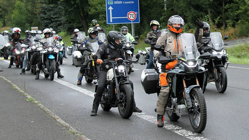 6. CFMOTO sraz - kolona na silnici