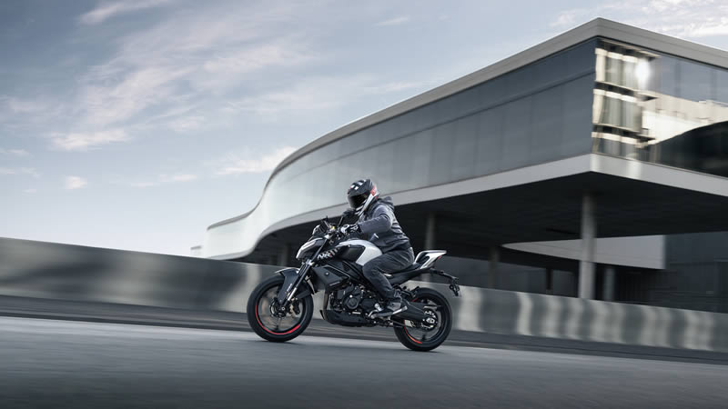 CFMOTO 450NK - jízda na zavodním okruhu