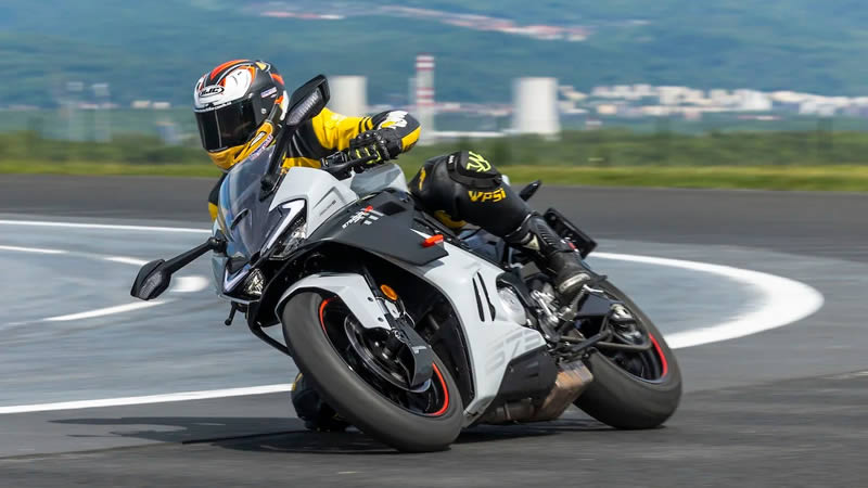 CFMOTO 675SR-R - jizda v zatáčce na okruhu