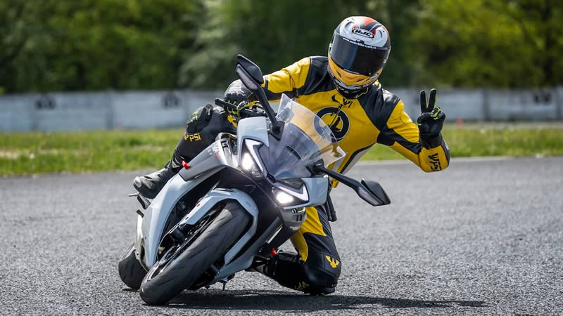 CFMOTO 675SR-R jizda po okruhu