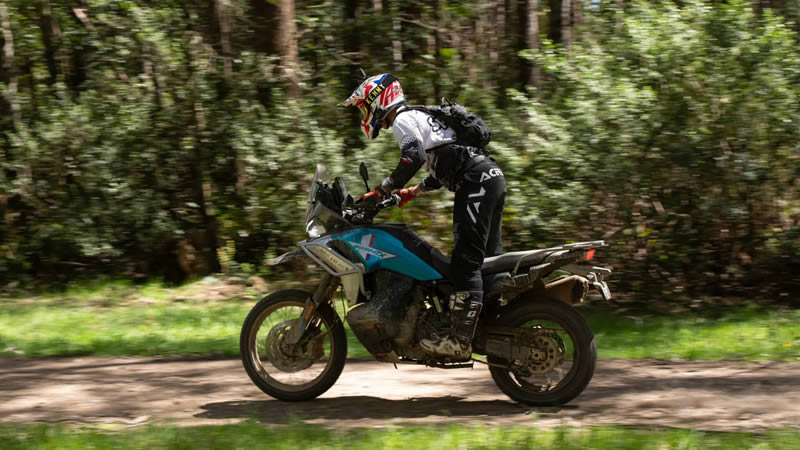 CFMOTO 800MT-X - motocykl na lesní cestě