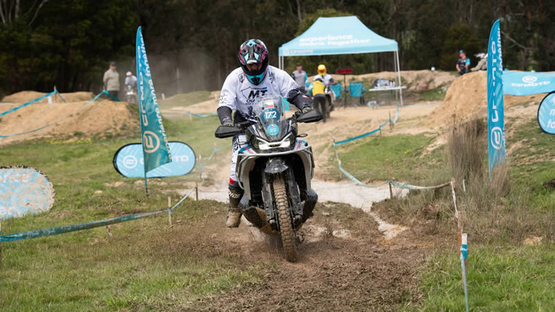 CFMOTO 800MT-X - motocykl jede blátivou závodní tratí