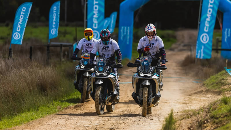 CFMOTO 800MT-X - tři motocykly na štěrkové závodní trati