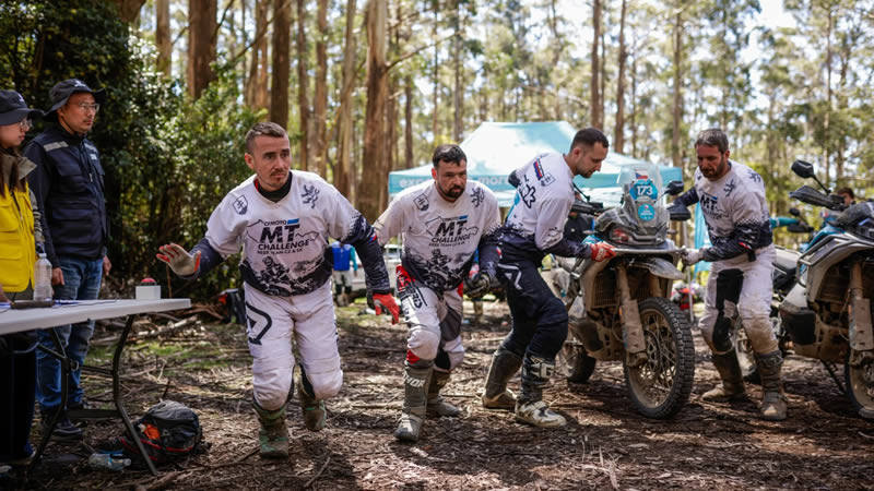 CFMOTO 800MT-X - tým vyráží s motocyklem k překážce