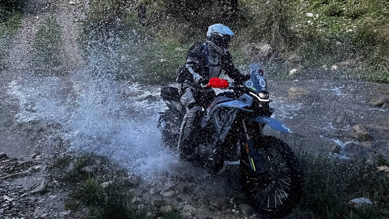 CFMOTO jede potokem v albánských horách
