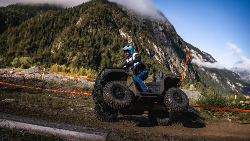 Čtyřkolka Goes Terrox 1000 jede terénem po dvou kolech