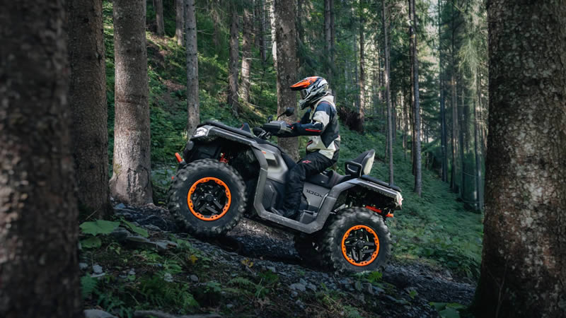 Čtyřkolka Goes Terrox 1000 jede po lesní cestě do kopce
