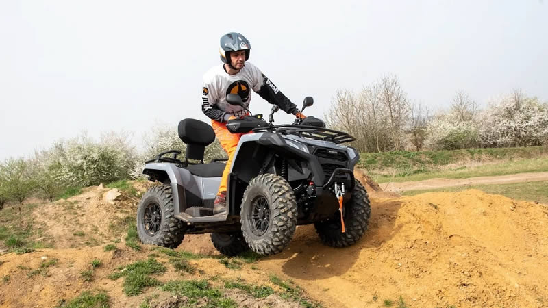 Čtyřkolka Goes Terrox 400 jede terénem po dvou kolech