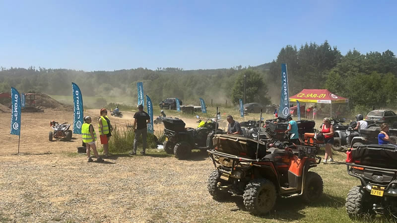 Sraz čtyřkolek CFMOTO - čtyřkolky na louce