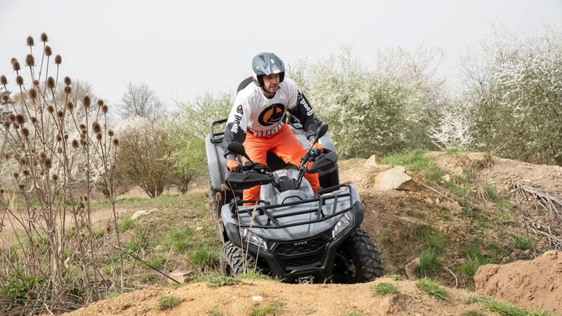 Přední pohled na čtyřkolku GOES TERROX 400, která jede v terénu.