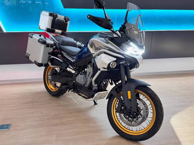 CFMOTO 800MT Touring - boční pohled na motocykl stojící v prodejně