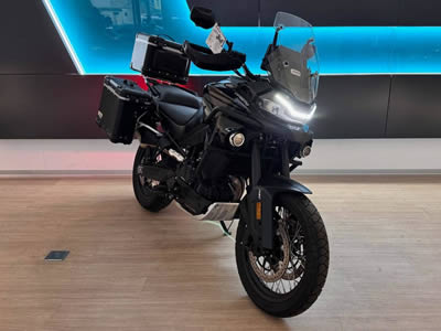 CFMOTO 800MT Explore- boční pohled na motocykl stojící v prodejně