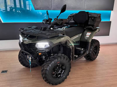 CFMOTO Gladiator X520 - přední pohled na čtyřkolku stojící v salónu