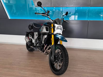 CFMOTO 700CL-X Adventure - pohled na stojící motorku v prodejně