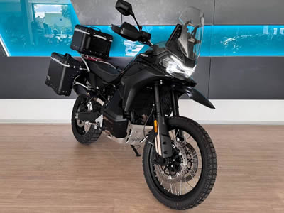 CFMOTO 800MT-X - přední pohled na stroj stojící v prodejně