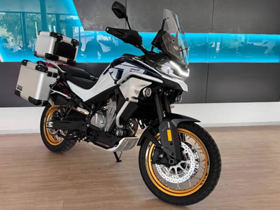 CFMOTO 800MT Explorer- přední pohled na stroj stojící v prodejně