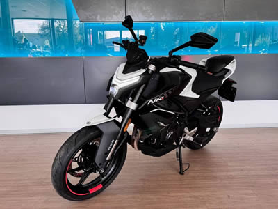 CFMOTO 450NK - pohled na stojící motorku v prodejně