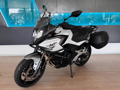 CFMOTO 700 MT Premium - pohled na stojící motorku v prodejně